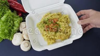 用发泡胶盒包装外卖食品.. 提供新鲜外卖套餐，包括米饭